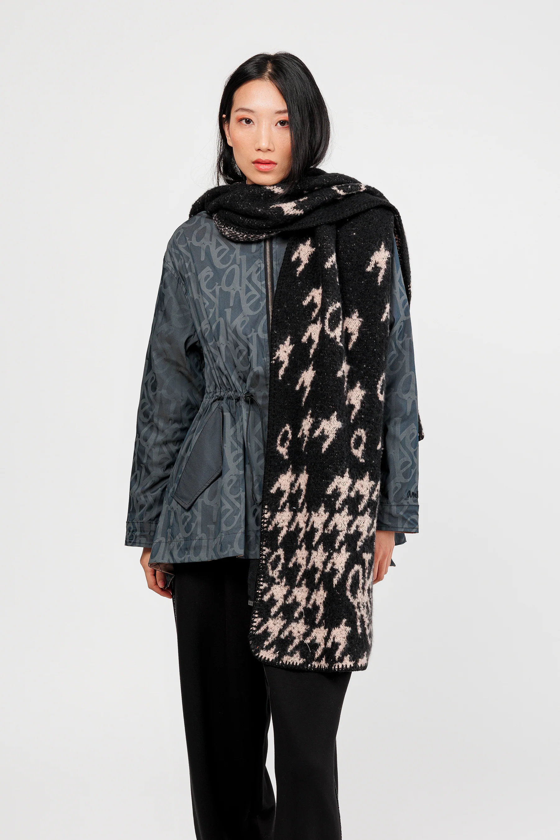 Écharpe à capuche noir et beige - Image 2