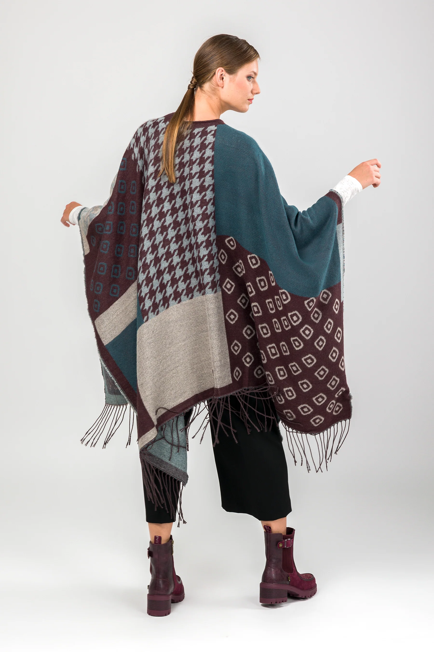 Poncho à franges bleu pétrole et beige - Image 3