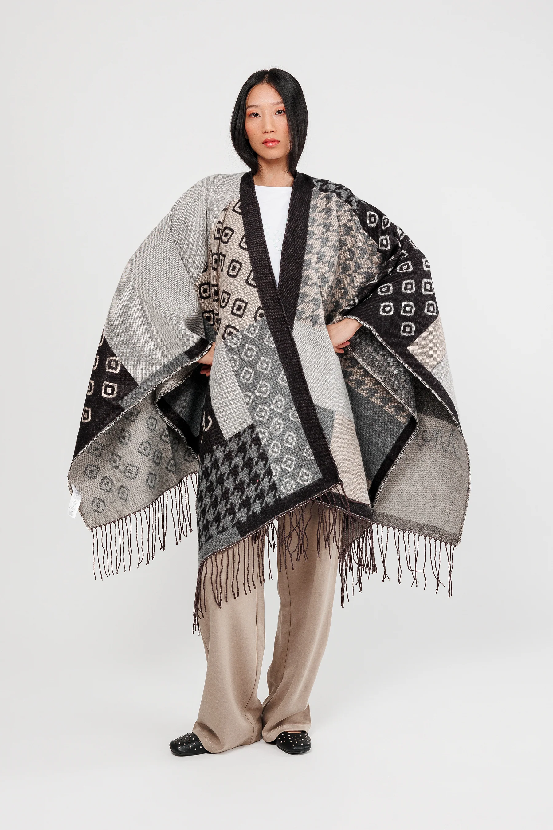 Poncho à franges noir et beige