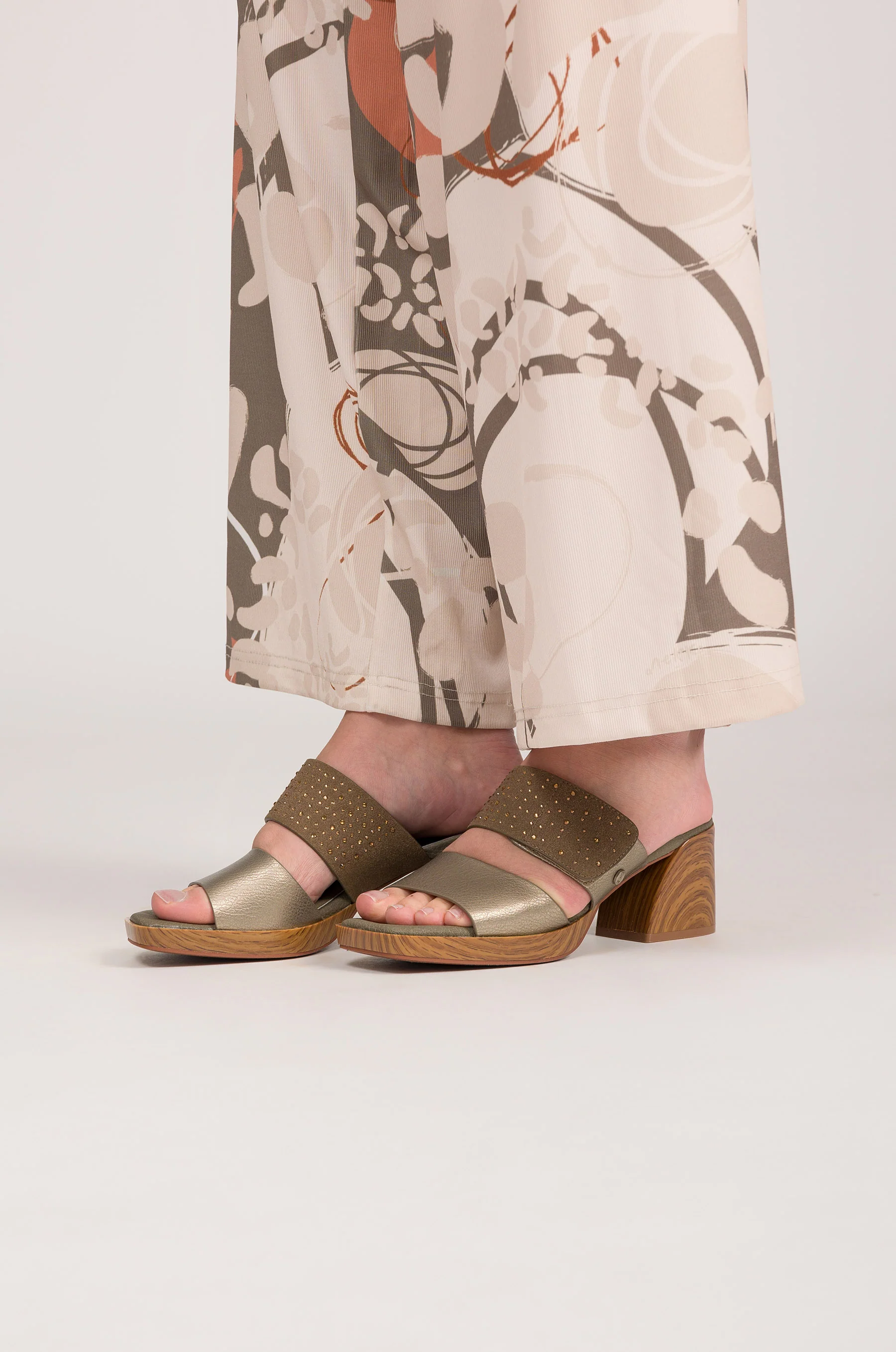 Sandales à talon vertes et dorées avec strass - Image 2
