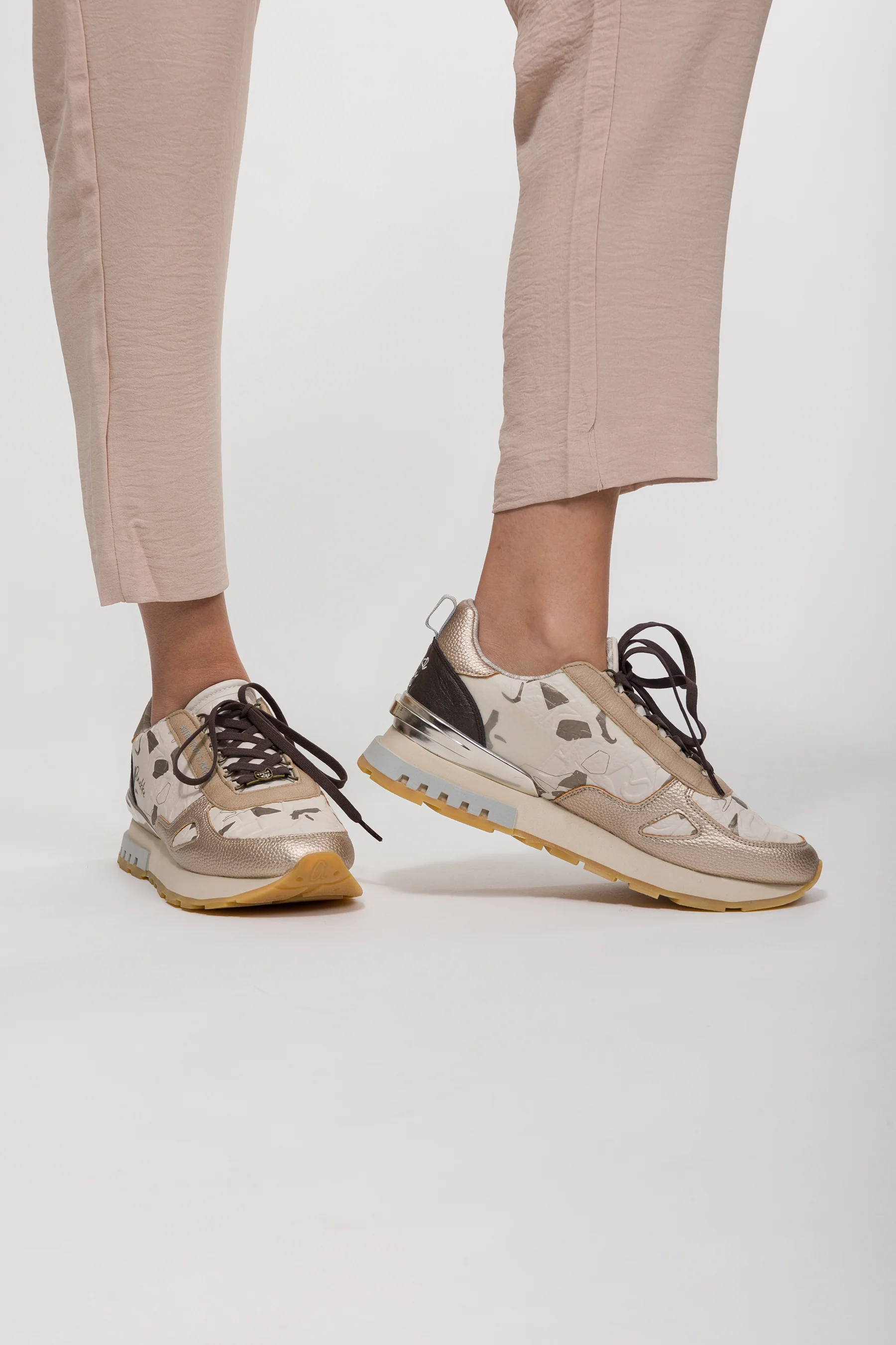 Sneakers beige et dorés - Image 2