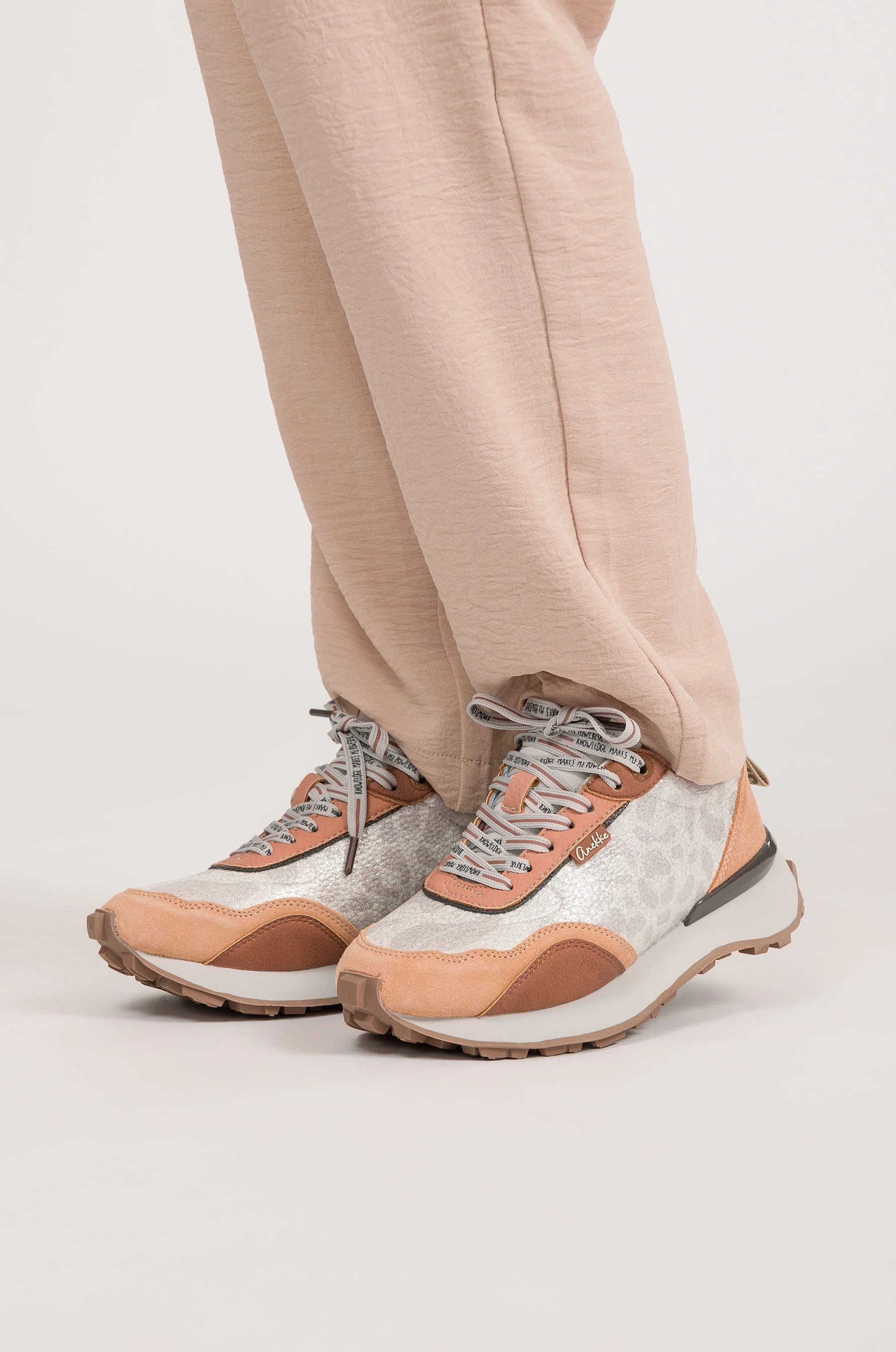 Sneakers beige et orange - Image 4