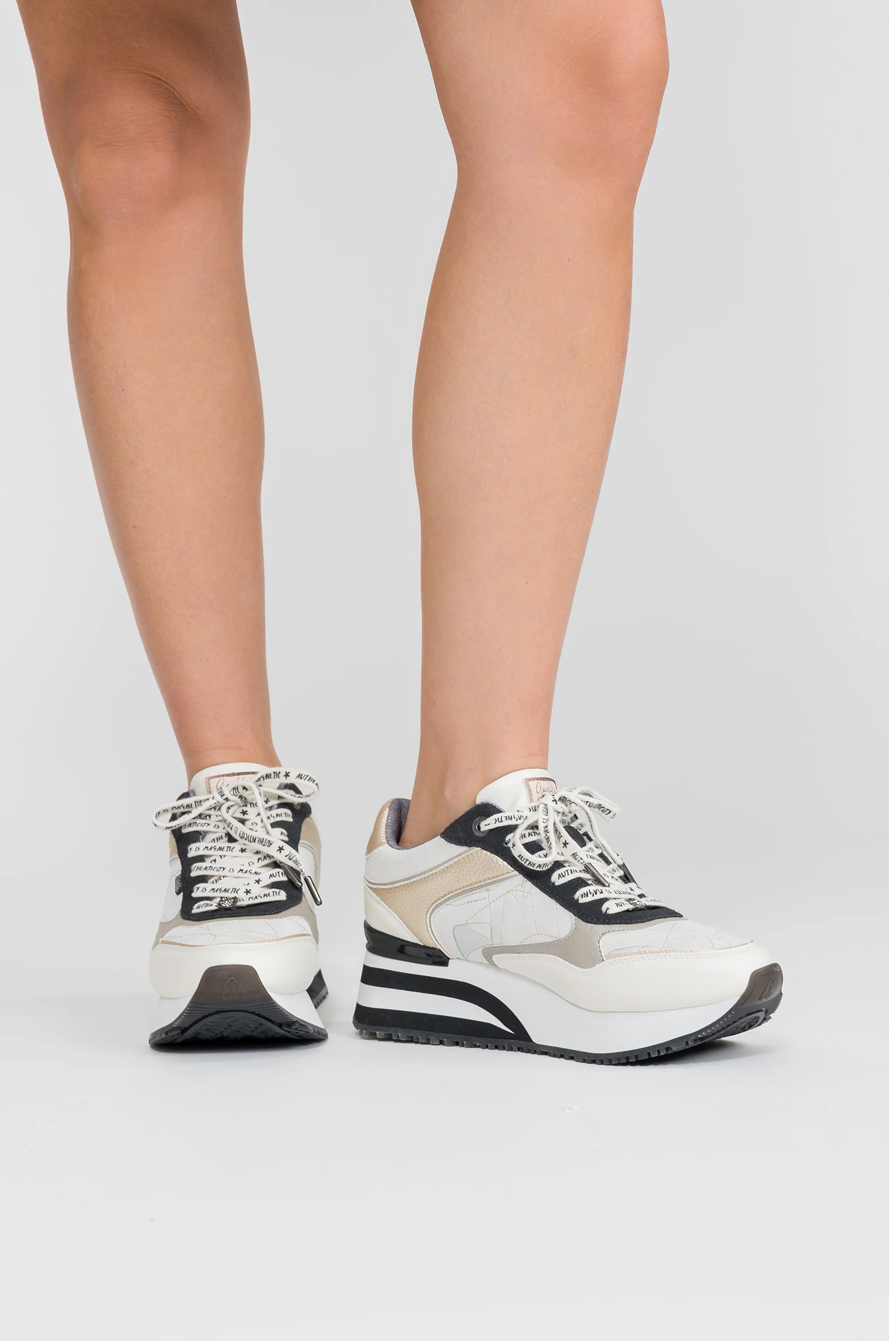 Sneakers blancs avec détails noirs - Image 4