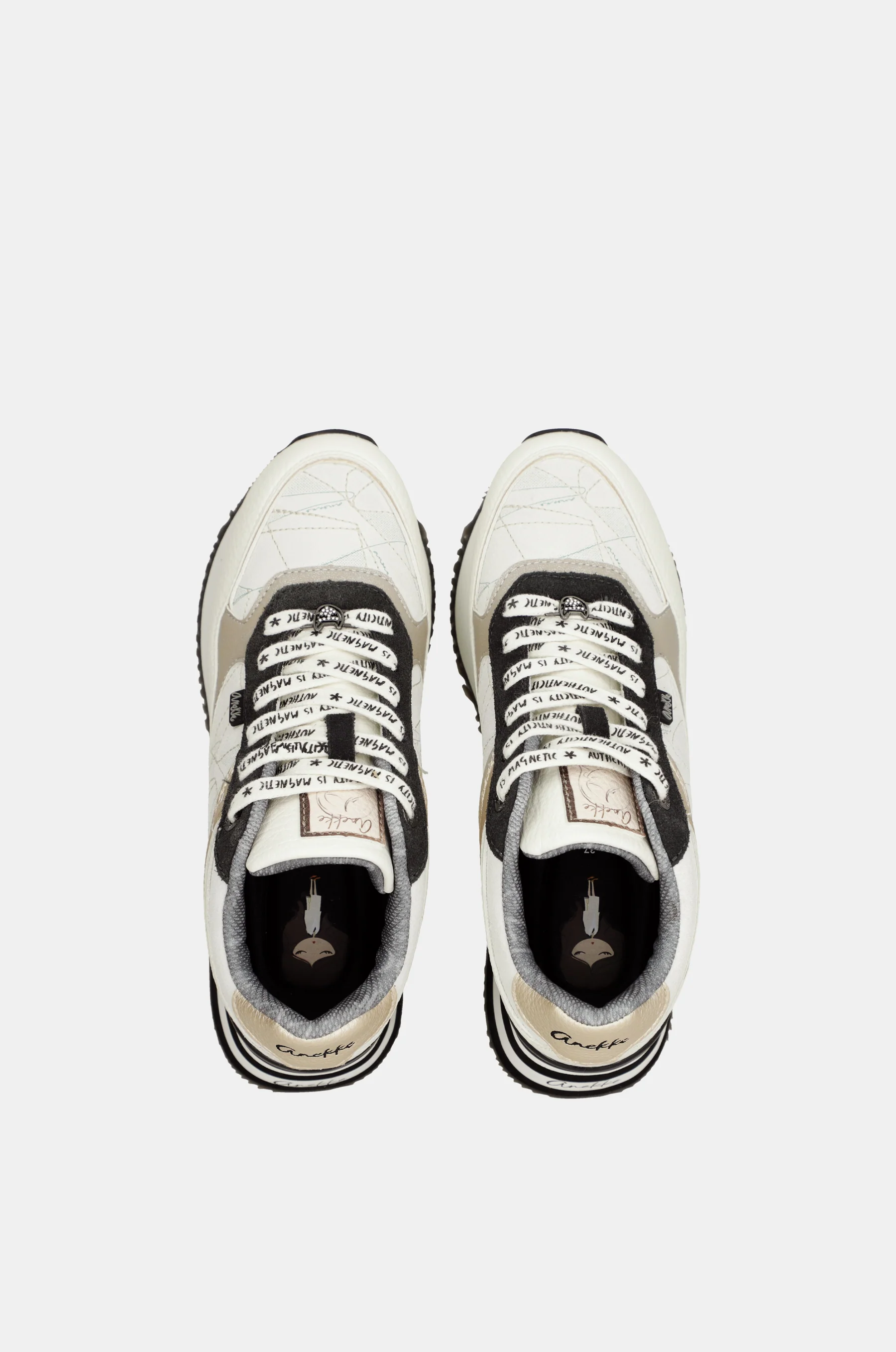Sneakers blancs avec détails noirs - Image 9