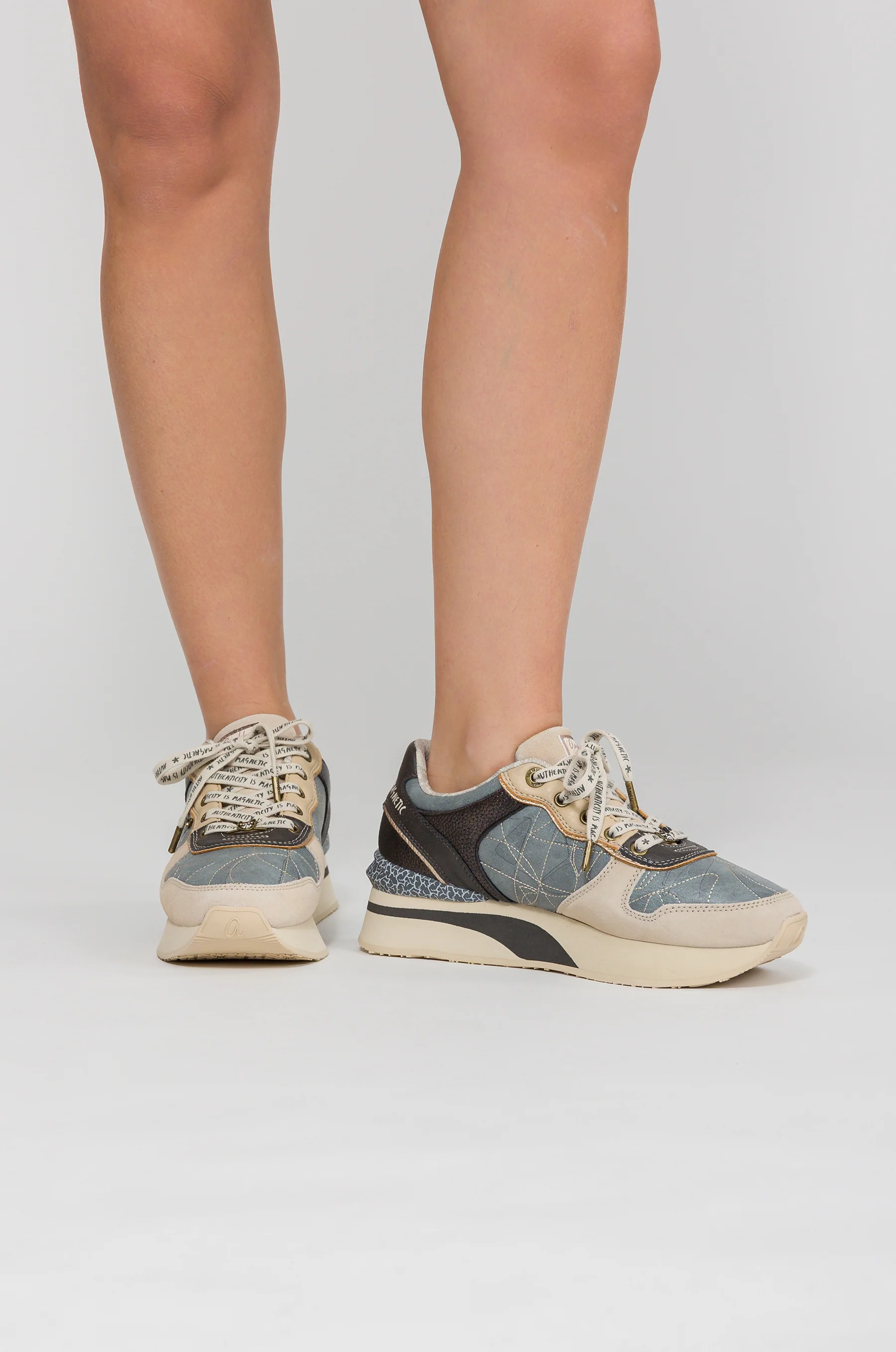 Sneakers bleus et beige - Image 4