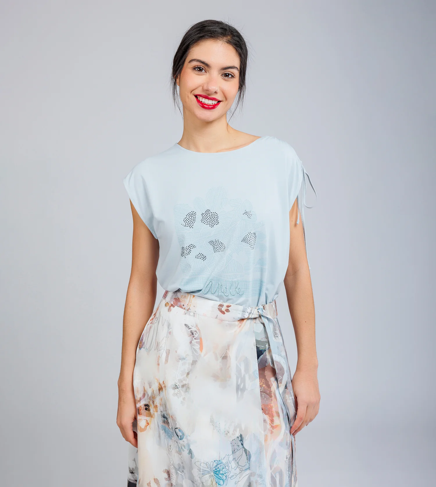 T-shirt bleu froncé sur une épaule - Image 2